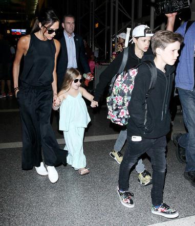 Victoria Beckham z dziećmi na lotnisku