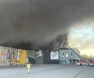 Akcja gaśnicza pożaru hali przy Marywilskiej 44 w Warszawie