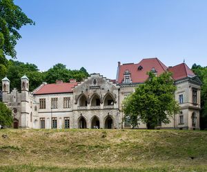 To najpiękniejszy taki pałac w Małopolsce. Jego historia wiąże się z mistyfikacją