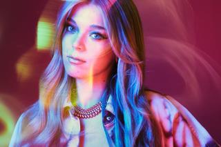 Becky Hill wyznacza granicę między rave'em a radiem. Posłuchajcie Disconnect