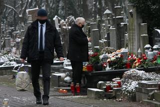 Jarosław Kaczyński. Prezes zabrał premiera na grób brata