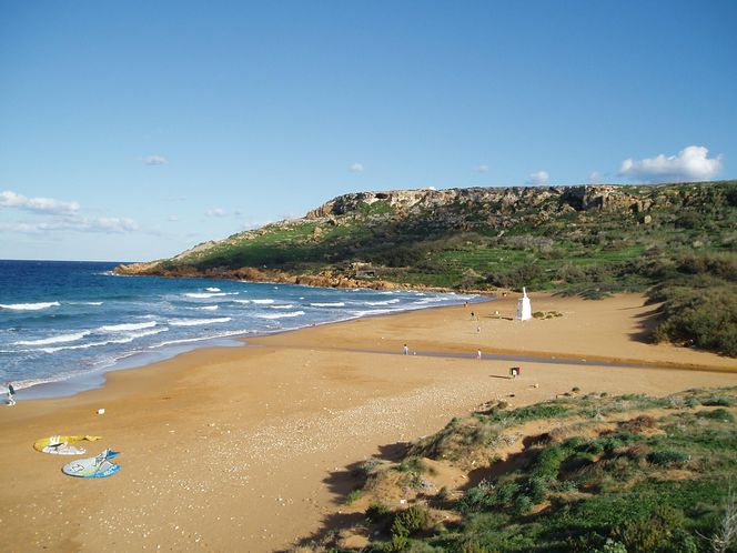 Jedna z maltańskich plaż w styczniu.