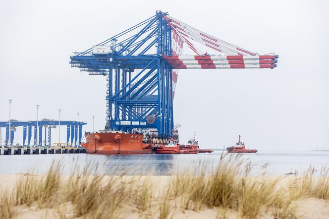 Gdańsk. Do nabrzeża Terminalu T3 na terenie Baltic Hub przybił statek Zhen Hua 32, na pokładzie którego do portu przypłynęły trzy ogromne suwnice przeznaczone do obsługi kontenerowców przy terminalu T3