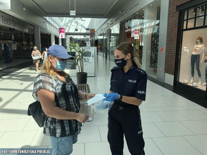   Na Piachach i w Galardii starachowiccy policjanci rozdawali bawełniane maseczki [FOTO]