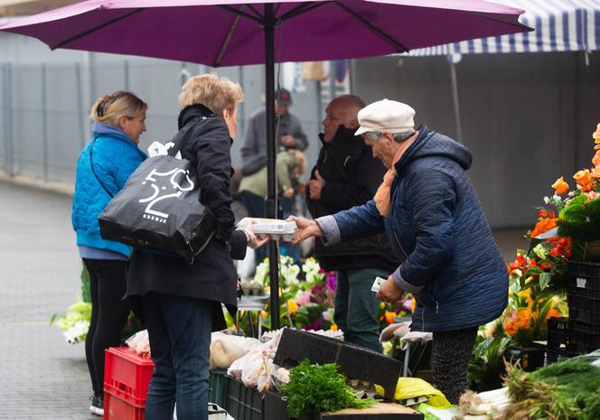 Hanna Zdanowska robi zakupy na bazarku