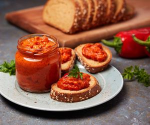 Domowy sos z papryki na zimę – aromatyczny dodatek, którego nie może zabraknąć w spiżarni