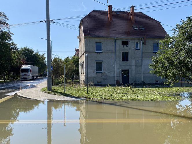 Tak wygląda zalany Lewin Brzeski. Zdjęcia z miasta walczącego z powodzią