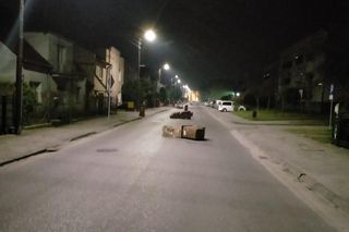 Wandal zniszczył 15 aut