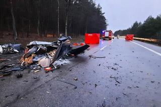 Leśnice. Auto rozerwane na pół! Dwoje 40-latków nie żyje. Dzień wcześniej zginęły tam dwie inne osoby [ZDJĘCIA]