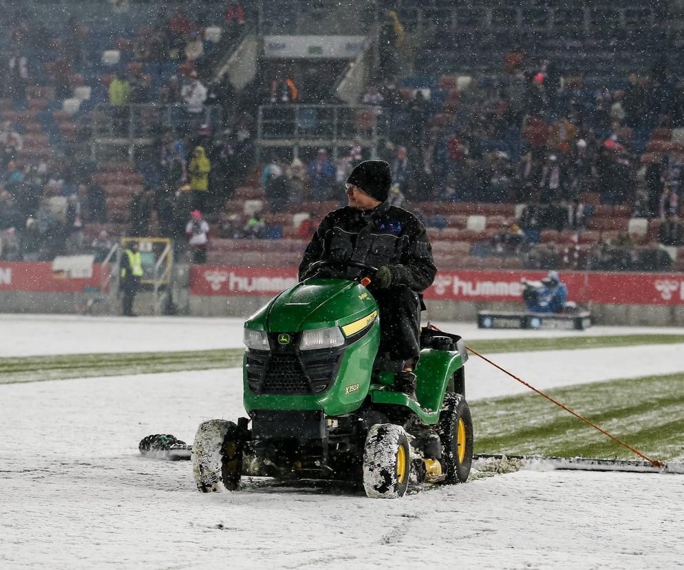 Śnieg przerwał mecz Górnika Zabrze z Lechią. Nie było widać ani linii, ani zawodników 