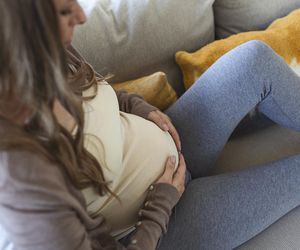 Skurcze w ciąży: kiedy jechać do szpitala, a kiedy spokojnie czekać?