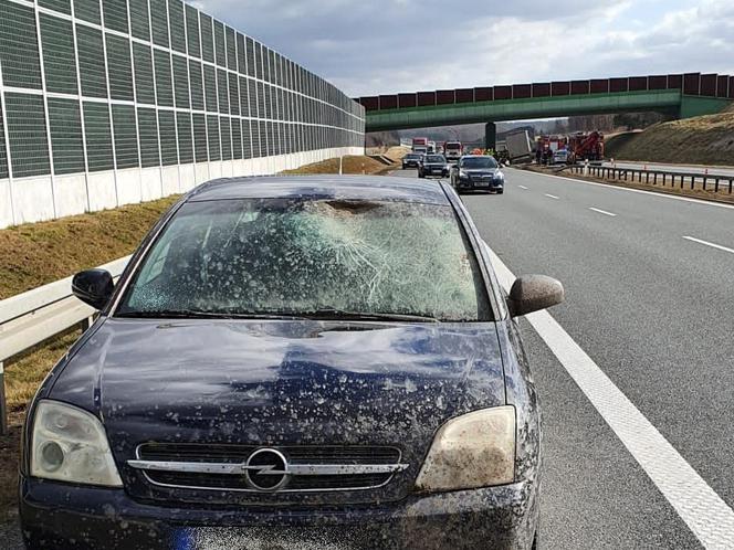 Wystrzał opony w ciężarówce na A4