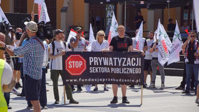 Protest pracowników PKP Cargo we Wrocławiu. Pracę ma stracić prawie 400 osób 