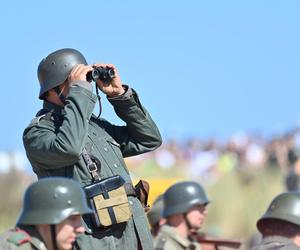 Turyści usłyszeli strzały, a czołgi wjechały na plaże. Zobaczcie zdjęcia z finałowej inscenizacji „Lądowanie na plaży”!