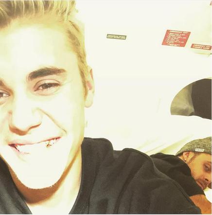 Justin Bieber złoty ząb