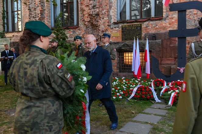 Uroczystości upamiętniające 80 rocznicę upadku Powstania Warszawskiego pod Redutą Banku Polskiego w Warszawie