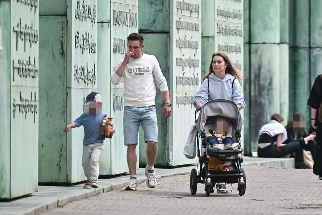 Filip Gurłacz na spacerze z żoną i synem. Nie zwalczył nałogu 