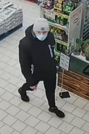 Opluł i skopał ekspedientkę. Tego mężczyzny szuka policja z Bydgoszczy