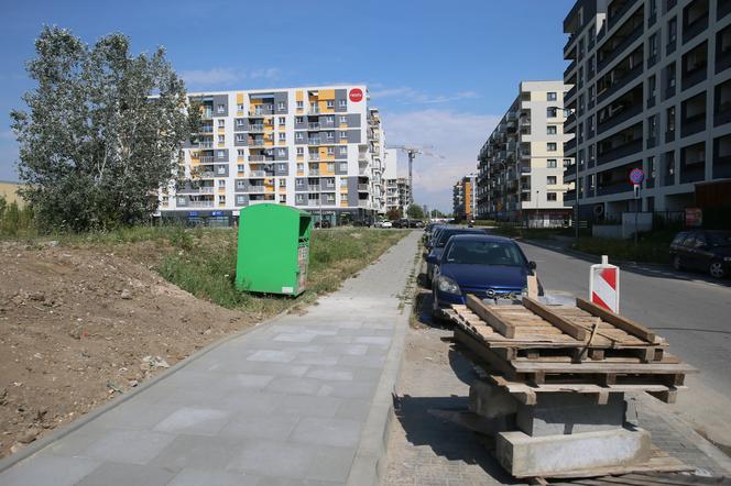 Skrzynka wyrosła na środku chodnika. Absurd w Ursusie