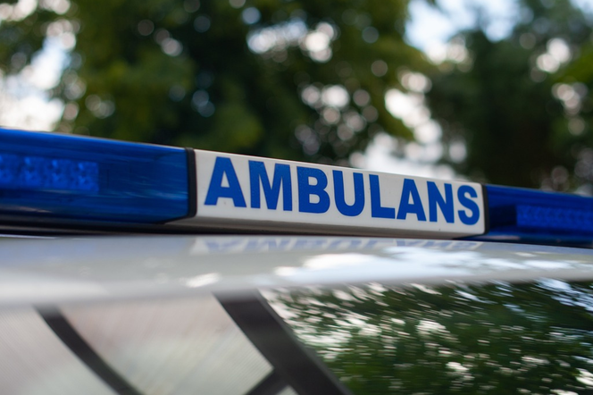 Ratownicy przyjechali, by jej pomóc. Nagle zaczęła wyzywać i gryźć