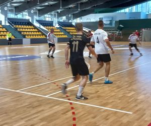 Na co dzień ratują, a dziś grają. Strażacka rywalizacja na parkiecie w Lesznie