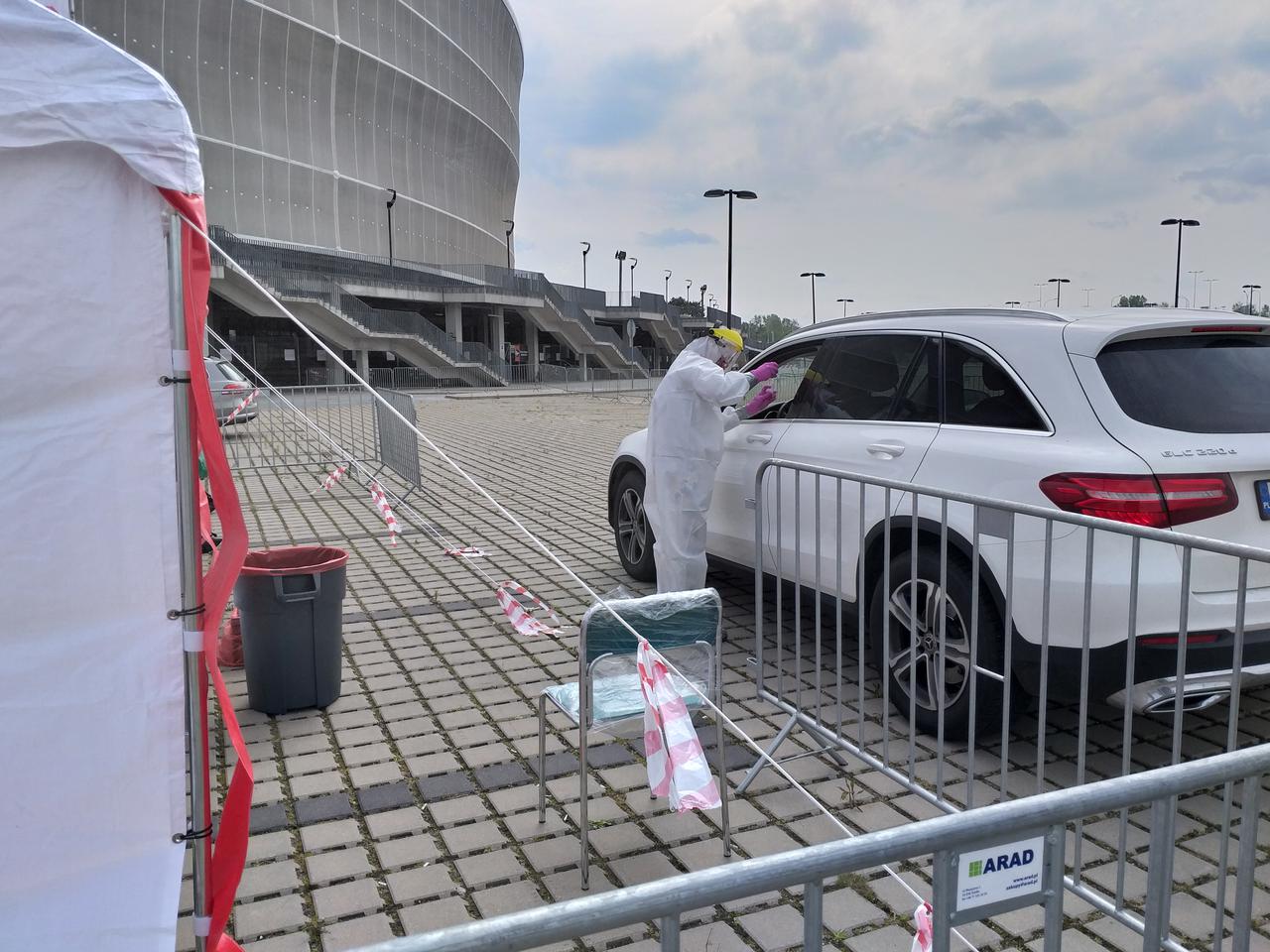 Kolejki do testów na koronawirusa przy Stadionie. Miasto finansuje następne 300 darmowych testów dla medyków