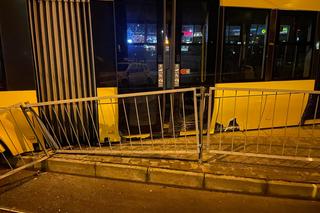 Wykolejenie tramwaju w Warszawie. Pojazd wjechał na przystanek i skasował barierki