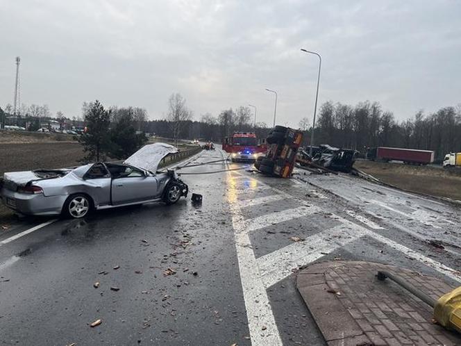 Groźny wypadek na DK 11 niedaleko Środy Wielkopolskiej. Drewno wypadło na jezdnię i zmiażdżyło auta 