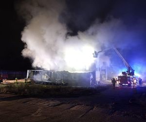   Pożar hali w Dobrym Mieście. Z ogniem walczyło ponad 60 strażaków [ZDJĘCIA]