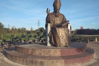 Pomnik Jana Pawła II już jest w parku w Rzeszowie. To szósty pomnik papieża w mieście