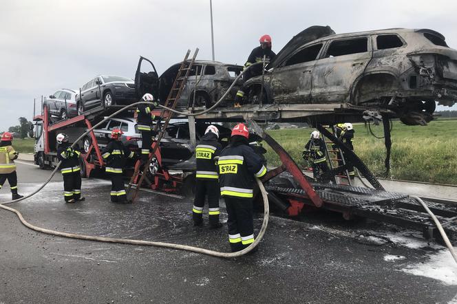 Pożar lawety z samochodami na obwodnicy Augustowa