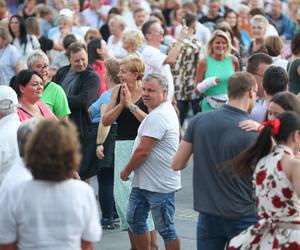 Potańcówka przed teatrem w Katowicach