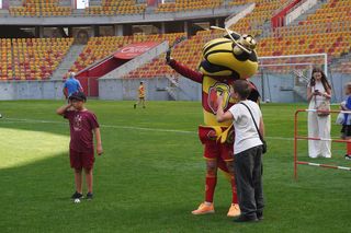 Pożegnianie Murawy na Chorten Arenie. Jagiellonia Białystok rozdaje boisko swoim kibicom