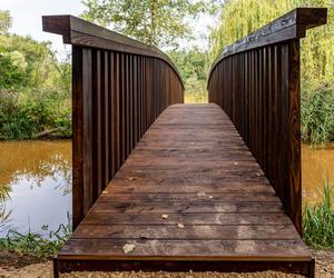 Drewniany mostek i pomost w Parku Mickiewicza wyremontowane