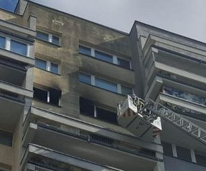 Kobieta zginęła w pożarze w wieżowcu. Udział osób trzecich niewykluczony [ZDJĘCIA]