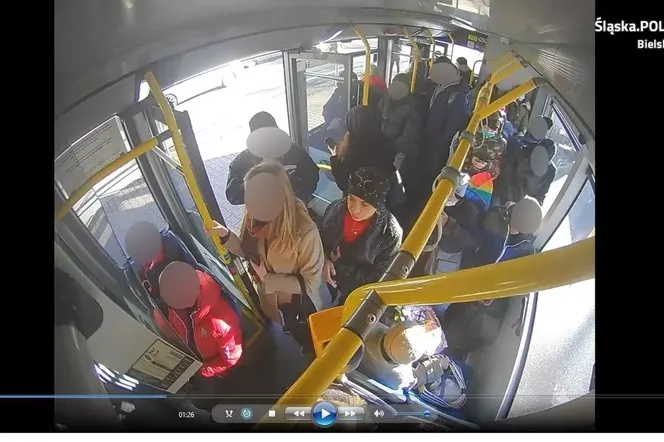 Agresywna pasażerka pobiła kobietę w autobusie! Chodziło o brak maseczki. Policja prosi o pomoc