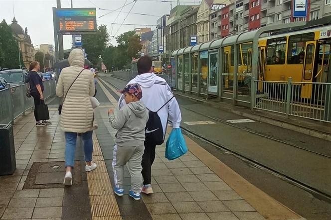 Niewidoczne tablice z przyjazdami tramwajów i autobusów