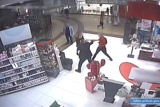 Bójka w galerii handlowej w Lubinie. Szarpał, uderzał i kopał ochroniarza [ZDJĘCIA]