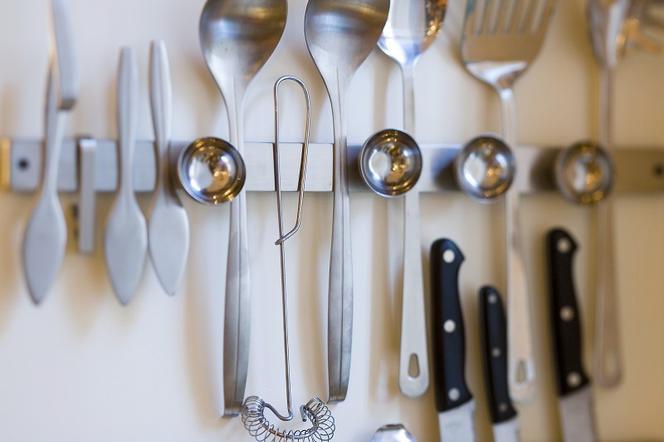 Przybory kuchenne i ich miejsce w szeregu: jak zorganizować miejsce na przybory kuchenne w kuchni?