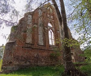 Ta malutka wieś powstała w XIV wieku. Skrywa ruiny gotyckiej świątyni