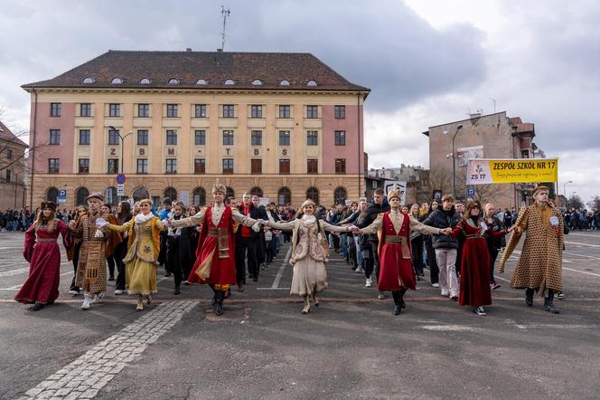 Maturzyści z Zabrza zatańczyli poloneza