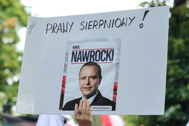 Banery na powitanie Nawrockiego 