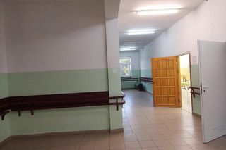 Dzieci z różnych klas mają w tym samym czasie z jednym nauczycielem polski, matematykę, angielski. Tak niż wchodzi do polskich szkół