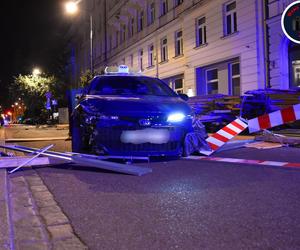 Warszawa. Śmiertelny wypadek w Śródmieściu. Taksówkarz nie żyje, dwie rowerzystki w szpitalu