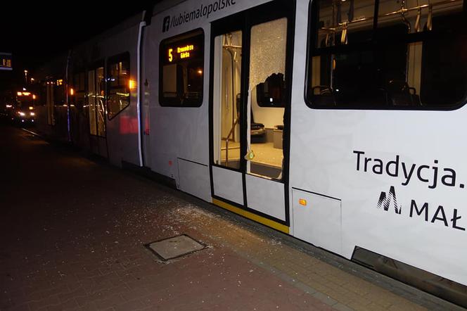 Wandale zdewastowali automat i tramwaj w Krakowie