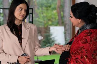 M jak miłość, odcinek 1711: Cyganka (Elena Rutkowska), Iza (Adriana Kalska)