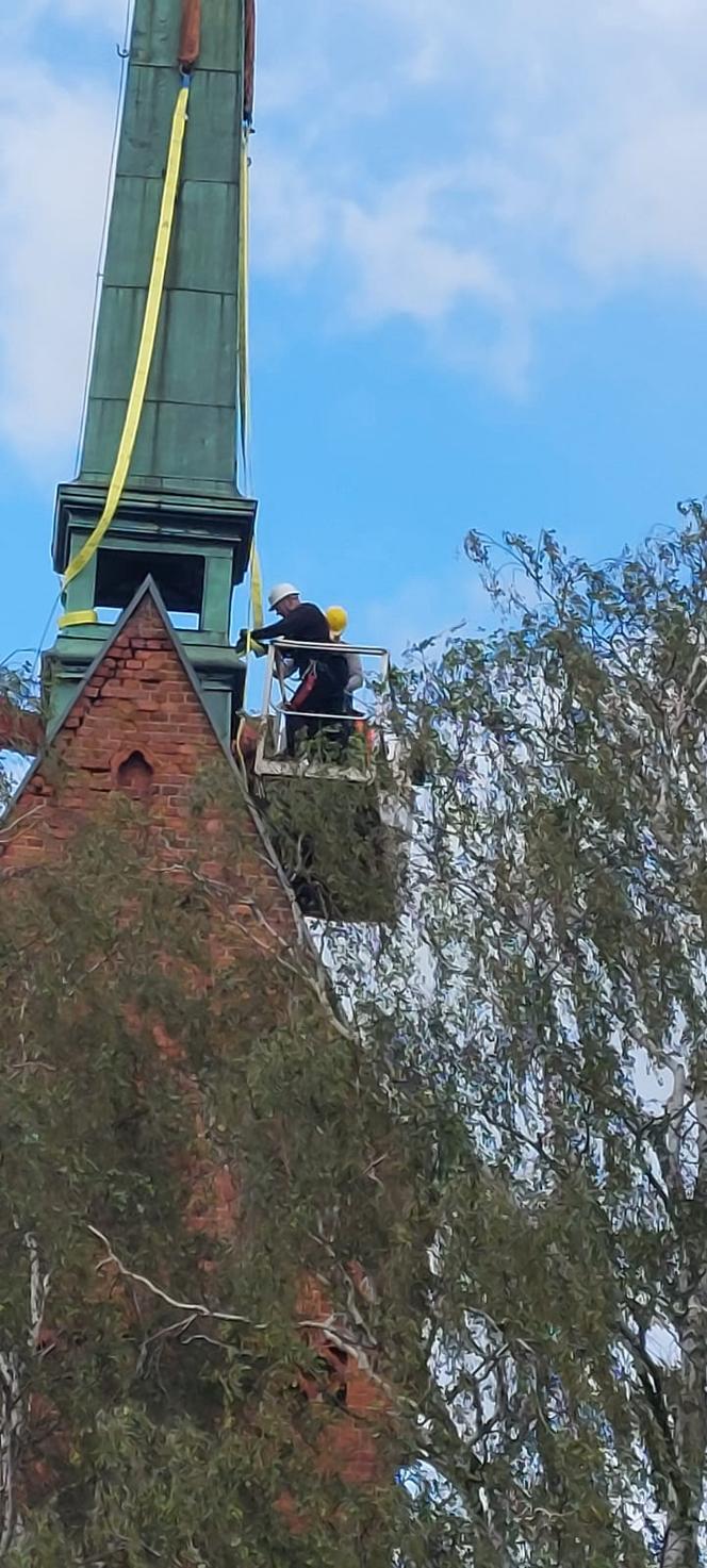 Iglica kościoła skrywała tajemnicę sprzed lat. Sensacyjne odkrycie w Juchowie