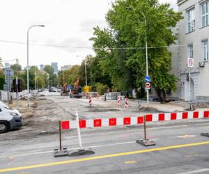 Budowa przejścia dla pieszych przez Wisłostradę opóźniona