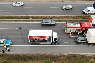 Osobówka wbiła się między dwa tiry. Dramatyczny wypadek na S8