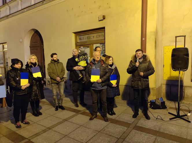 Tarnów pokazał solidarność z Ukrainą. Zapłonęły żółte-niebieskie znicze [ZDJĘCIA]